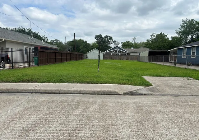 Photo 3 of Land for sale at 1400 Oak St, Baytown, TX 77520 | MLS# 21726848 | Listing updated on 2026-05-12