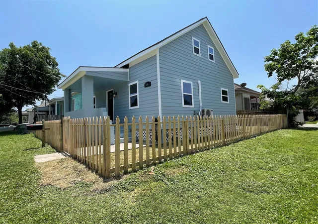 Photo 3 of Single family home for sale at 1701 40th Street, Galveston, TX 77550 | MLS# 56853708 | Listing updated on 2026-05-21