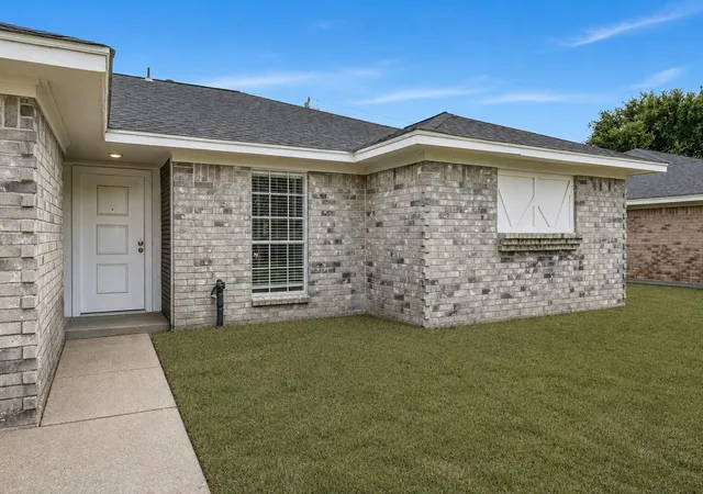 Photo 3 of Single family home for sale at 1600 Broken Arrow St, Baytown, TX 77521 | MLS# 92365559 | Listing updated on 2026-09-28