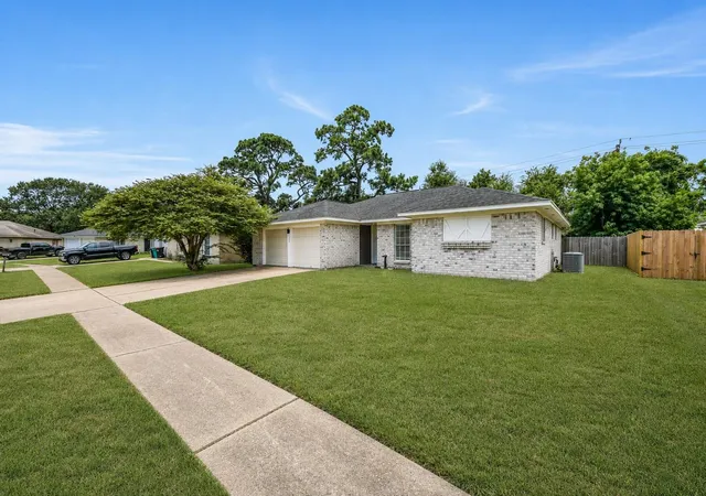 Photo 4 of Single family home for sale at 1600 Broken Arrow St, Baytown, TX 77521 | MLS# 92365559 | Listing updated on 2026-09-28