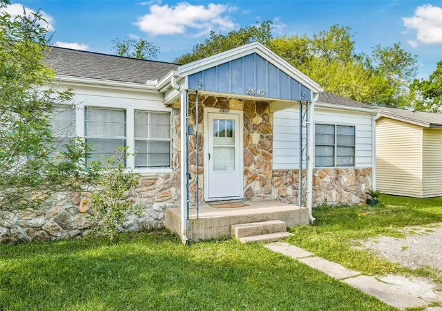 Homes for sale in La Marque, TX | 2807 Fannin St, La Marque, TX 77568 | MLS# 41504885