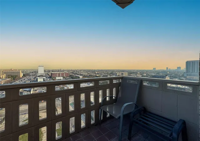 1st image of 2016 Main St #1502, Houston, TX 77002 | MLS# 86415458