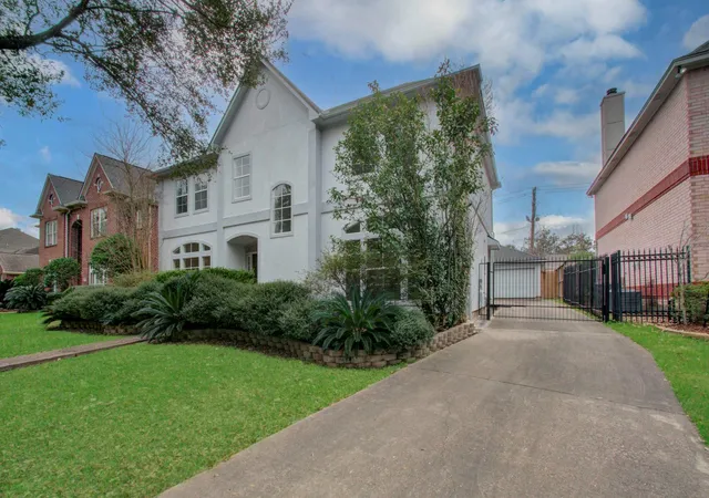 3rd image of 5425 Loch Lomond Dr, Houston, TX 77096 | MLS# 25365461
