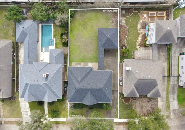 5th image of 5425 Loch Lomond Dr, Houston, TX 77096 | MLS# 25365461