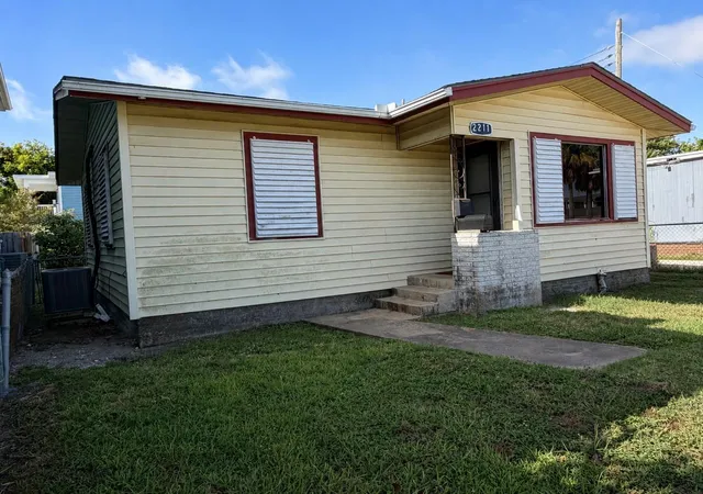 Photo 2 of Single family home for sale at 2211 Avenue O, Galveston, TX 77550 | MLS# 90168262 | Listing updated on 2026-09-14