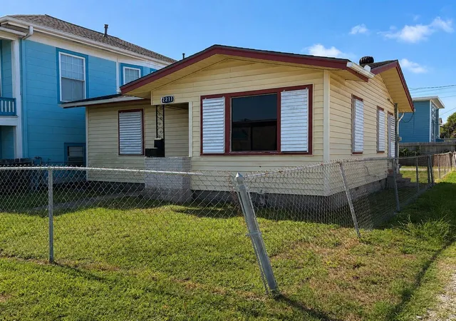 Photo 3 of Single family home for sale at 2211 Avenue O, Galveston, TX 77550 | MLS# 90168262 | Listing updated on 2026-09-14