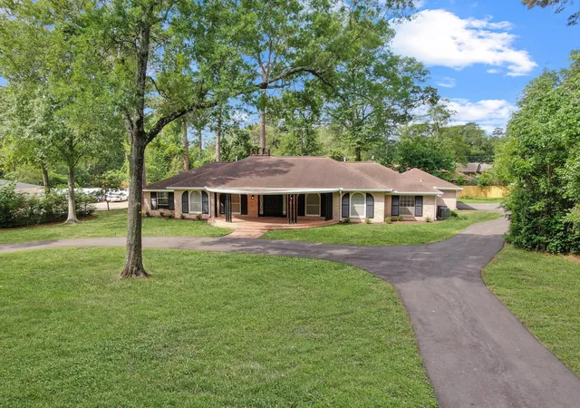 Photo 2 of Single family home for sale at 3 Briarwood Dr, Conroe, TX 77301 | MLS# 24096959 | Listing updated on 2026-08-29