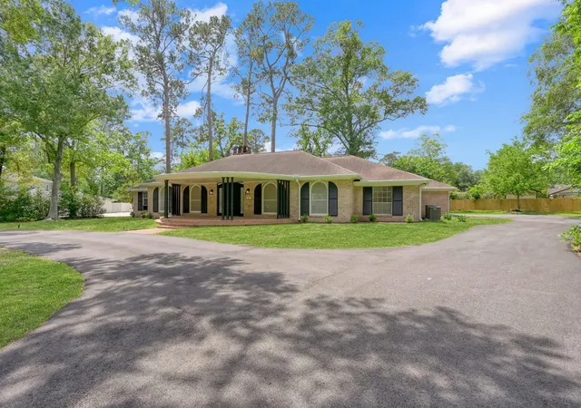 Photo 3 of Single family home for sale at 3 Briarwood Dr, Conroe, TX 77301 | MLS# 24096959 | Listing updated on 2026-08-29