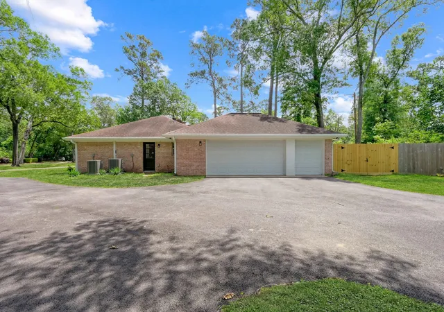 Photo 3 of Single family home for sale at 3 Briarwood Dr, Conroe, TX 77301 | MLS# 24096959 | Listing updated on 2026-08-29