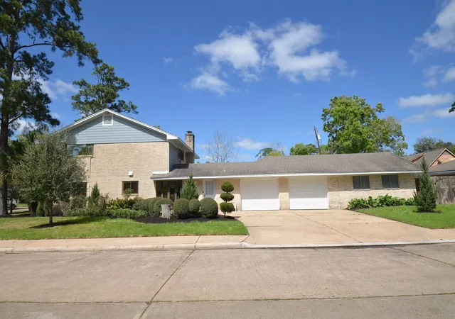 3rd image of 2711 Williamsburg Dr, Dickinson, TX 77539 | MLS# 13103344