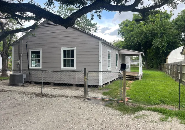 Photo 1 of Single family home for sale at 407 N Magnolia St, Highlands, TX 77562 | MLS# 34706813 | Listing updated on 2026-07-17