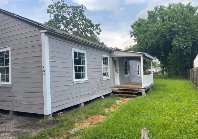 Photo 2 of Single family home for sale at 407 N Magnolia St, Highlands, TX 77562 | MLS# 34706813 | Listing updated on 2026-07-17