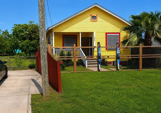 Photo 2 of Single family home for sale at 2825 N Sonny Ln, Galveston, TX 77554 | MLS# 29060135 | Listing updated on 2026-09-03