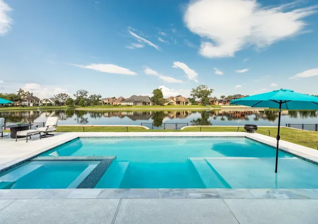 2nd image of 217 Arrowhead Dr, Lake Jackson, TX 77566 | MLS# 52233285