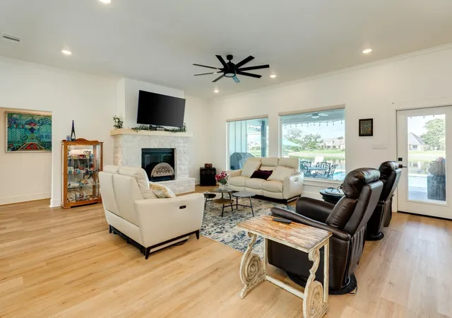 4th image of 217 Arrowhead Dr, Lake Jackson, TX 77566 | MLS# 52233285