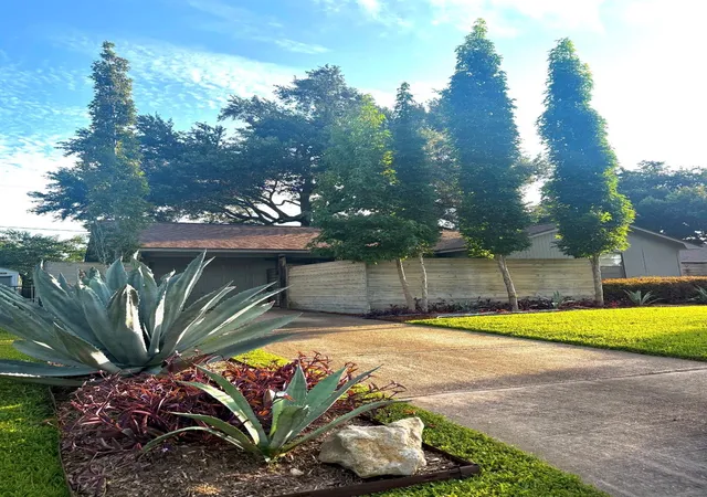 Photo 1 of Sale Pending at 6410 Underhill St, Houston, TX 77092 | MLS# 30730683 | Listing updated on 2026-08-31