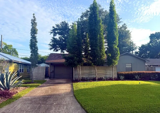 Photo 3 of Sale Pending at 6410 Underhill St, Houston, TX 77092 | MLS# 30730683 | Listing updated on 2026-08-31