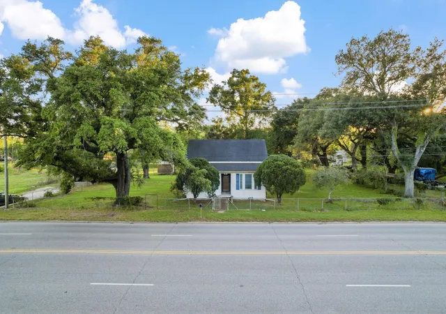Photo 3 of Single family home for sale at 804 N Cleveland, Dayton, TX 77535 | MLS# 18282851 | Listing updated on 2026-08-09