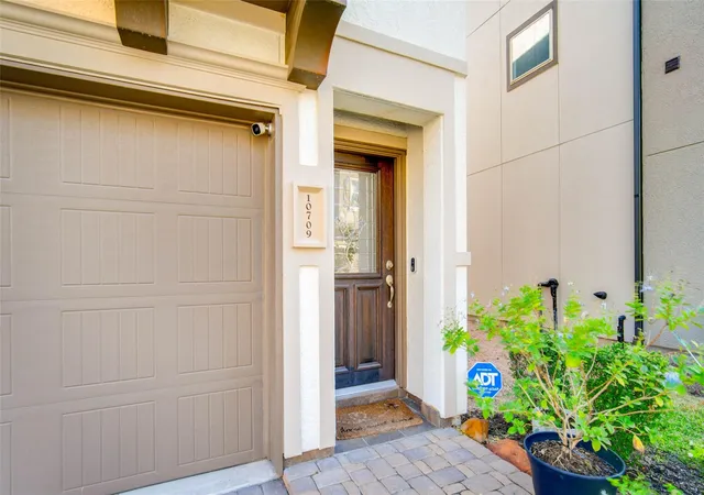 Photo 2 of Single family home for sale at 10709 Centre Forest Dr, Houston, TX 77043 | MLS# 31252471 | Listing updated on 2026-09-12