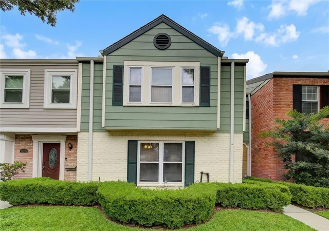 Photo 2 of Townhouse for sale at 1206 Country Pl Dr, Houston, TX 77079 | MLS# 25798318 | Listing updated on 2026-09-22