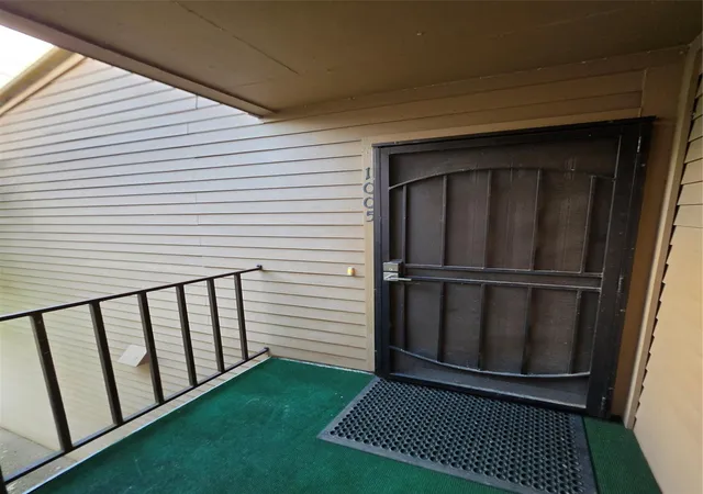 2nd image of 10555 Turtlewood Ct #1005, Houston, TX 77072 | MLS# 60453134