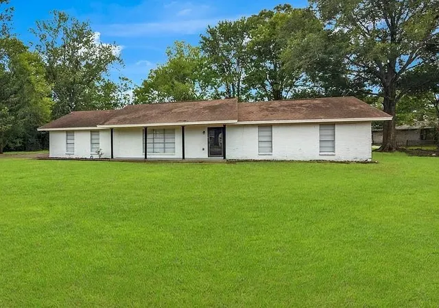 Homes for sale in Sour Lake, TX | 290 E Smith St, Sour Lake, TX 77659 | MLS# 93142696