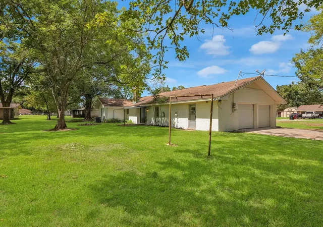 Homes for sale in Sour Lake, TX | 290 E Smith St, Sour Lake, TX 77659 | MLS# 93142696