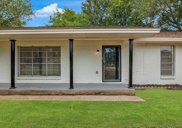 Homes for sale in Sour Lake, TX | 290 E Smith St, Sour Lake, TX 77659 | MLS# 93142696