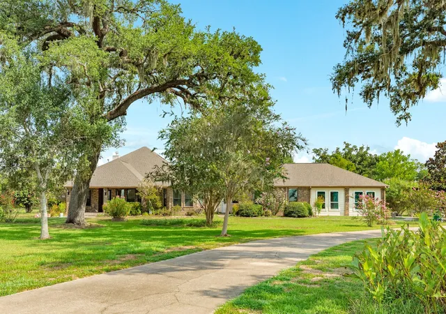Photo 4 of Single family home for sale at 2418 Majestic Oaks Ct, Rosharon, TX 77583 | MLS# 22334440 | Listing updated on 2026-09-03