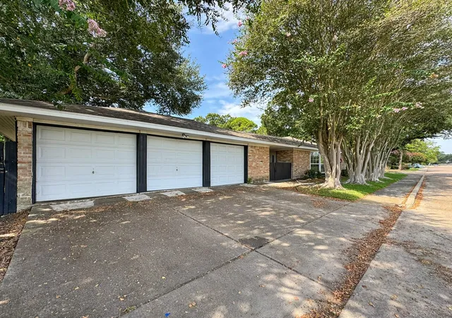 Photo 3 of Single family home for sale at 1726 Capstan Rd, Houston, TX 77062 | MLS# 49067992 | Listing updated on 2026-09-02