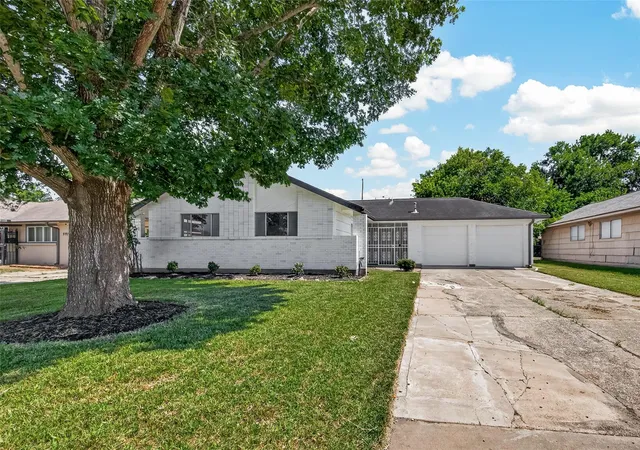 Photo 1 of Single family home for sale at 5923 Heatherbrook Dr, Houston, TX 77085 | MLS# 71463582 | Listing updated on 2026-09-15