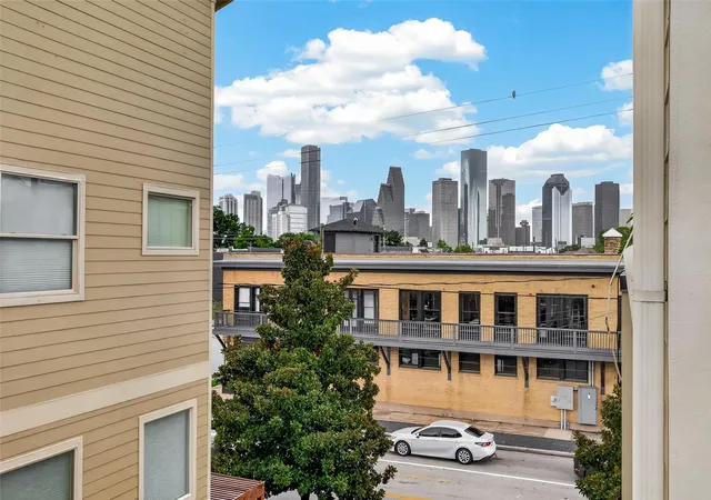 Photo 2 of Townhouse for sale at 1510 Crockett St #B, Houston, TX 77007 | MLS# 57091438 | Listing updated on 2026-09-17