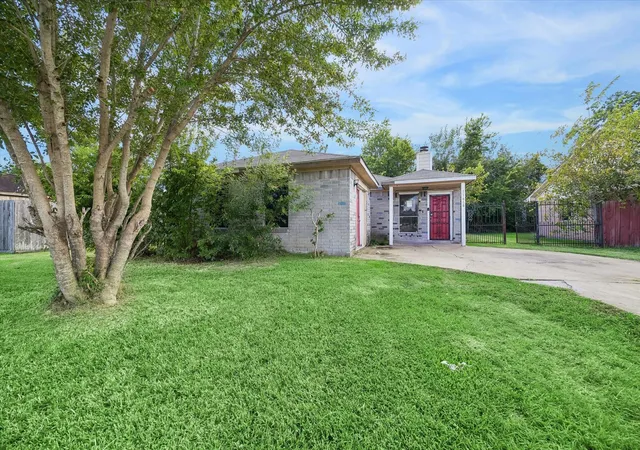 Photo 2 of Single family home for sale at 11618 Roandale Dr, Houston, TX 77048 | MLS# 25381531 | Listing updated on 2026-08-26