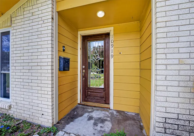 3rd image of 10919 Lockgate Ln, Houston, TX 77048 | MLS# 98731759