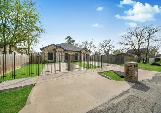 3rd image of 7980 Ethel St #A/B, Houston, TX 77028 | MLS# 59527644