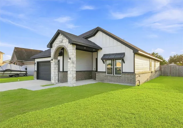 Photo 3 of Sale Pending at 36 Prairie Oaks Dr, La Marque, TX 77510 | MLS# 55181524 | Listing updated on 2026-09-11