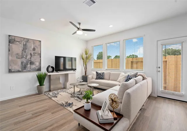 4th image of 7614 Inwood Hills Ln, Houston, TX 77088 | MLS# 61478597
