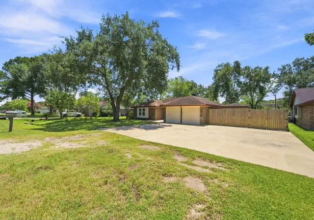 4th image of 13317 Rene Cir, Santa Fe, TX 77510 | MLS# 81902578