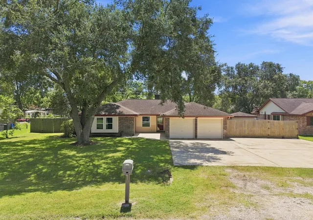 5th image of 13317 Rene Cir, Santa Fe, TX 77510 | MLS# 81902578