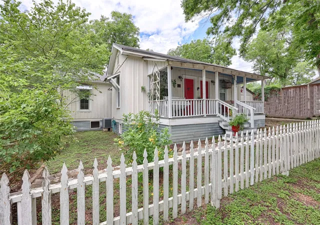 Photo 2 of Single family home for sale at 307 W Market St, Fayetteville, TX 78940 | MLS# 69052601 | Listing updated on 2026-09-23