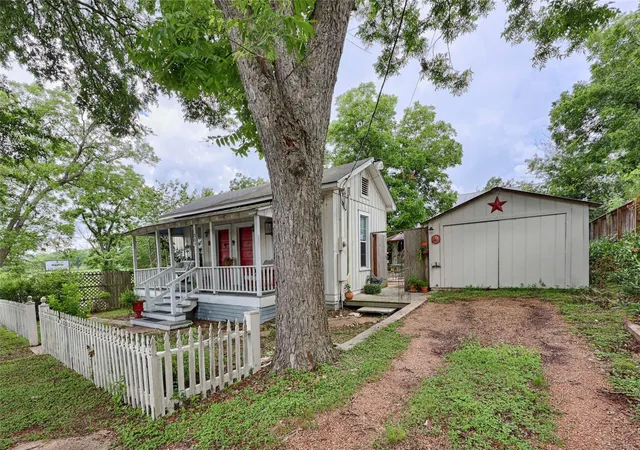 Photo 3 of Single family home for sale at 307 W Market St, Fayetteville, TX 78940 | MLS# 69052601 | Listing updated on 2026-09-23