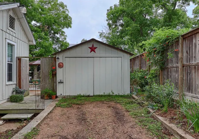 Photo 3 of Single family home for sale at 307 W Market St, Fayetteville, TX 78940 | MLS# 69052601 | Listing updated on 2026-09-23