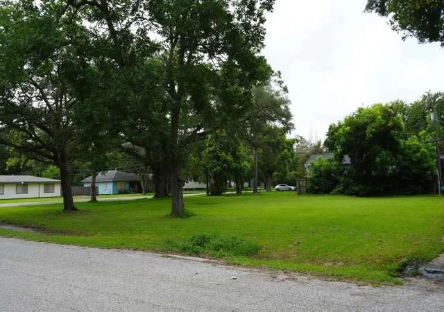4th image of 2606 N Houston Dr, La Marque, TX 77568 | MLS# 83038585