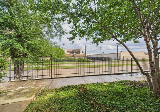 2nd image of 781 Country Pl Dr, Houston, TX 77079
