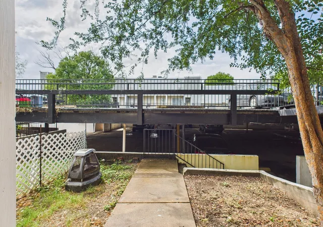 32nd image of 781 Country Pl Dr #2004, Houston, TX 77079 | MLS# 83420280