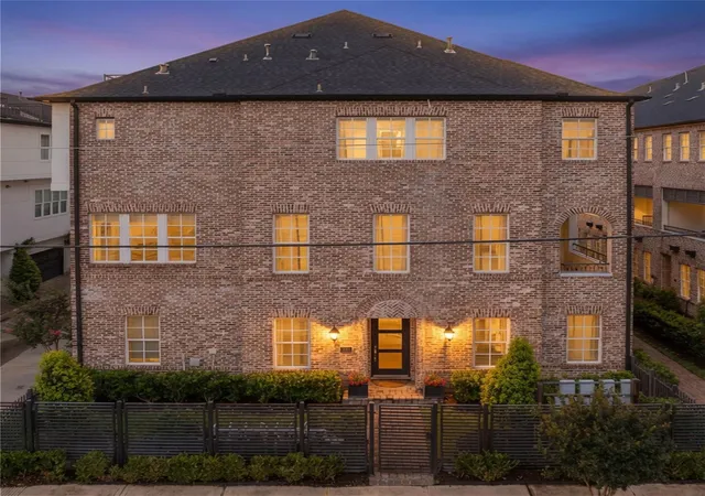 Photo 3 of Townhouse for sale at 2705 Maxroy St, Houston, TX 77007 | MLS# 68964181 | Listing updated on 2026-08-27