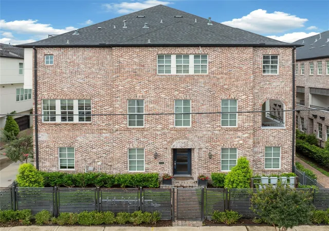 Photo 3 of Sale Pending at 2705 Maxroy St, Houston, TX 77007 | MLS# 68964181 | Listing updated on 2026-09-19