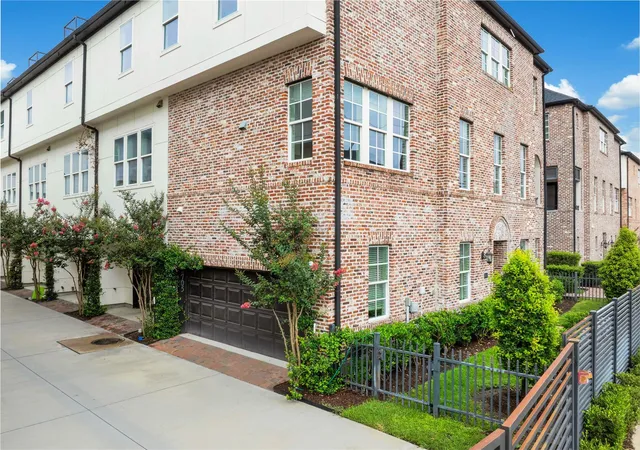 Photo 4 of Sale Pending at 2705 Maxroy St, Houston, TX 77007 | MLS# 68964181 | Listing updated on 2026-09-19