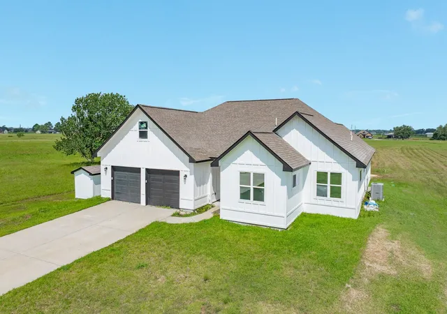 Photo 3 of Single family home for sale at 302 Colt Trl, Angleton, TX 77515 | MLS# 97563954 | Listing updated on 2026-09-18