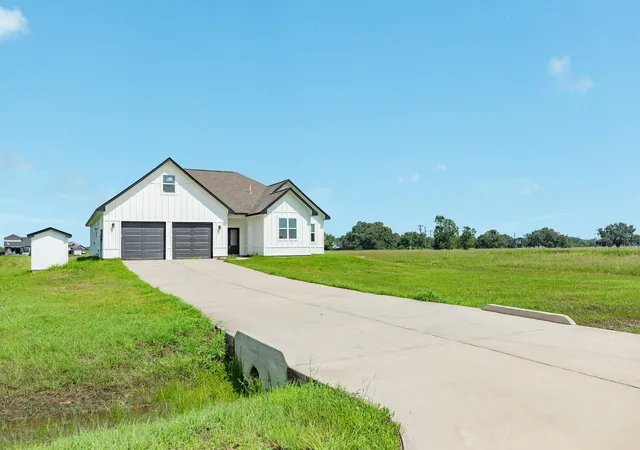 Photo 4 of Single family home for sale at 302 Colt Trl, Angleton, TX 77515 | MLS# 97563954 | Listing updated on 2026-09-18